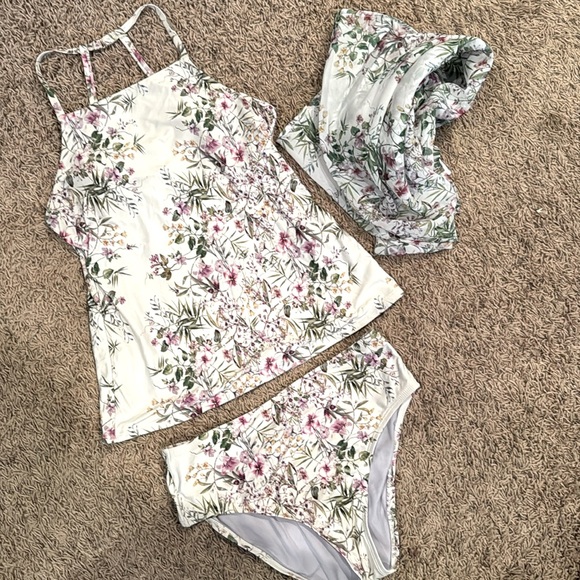 Tankini w/ matching sarong - Picture 3 of 6